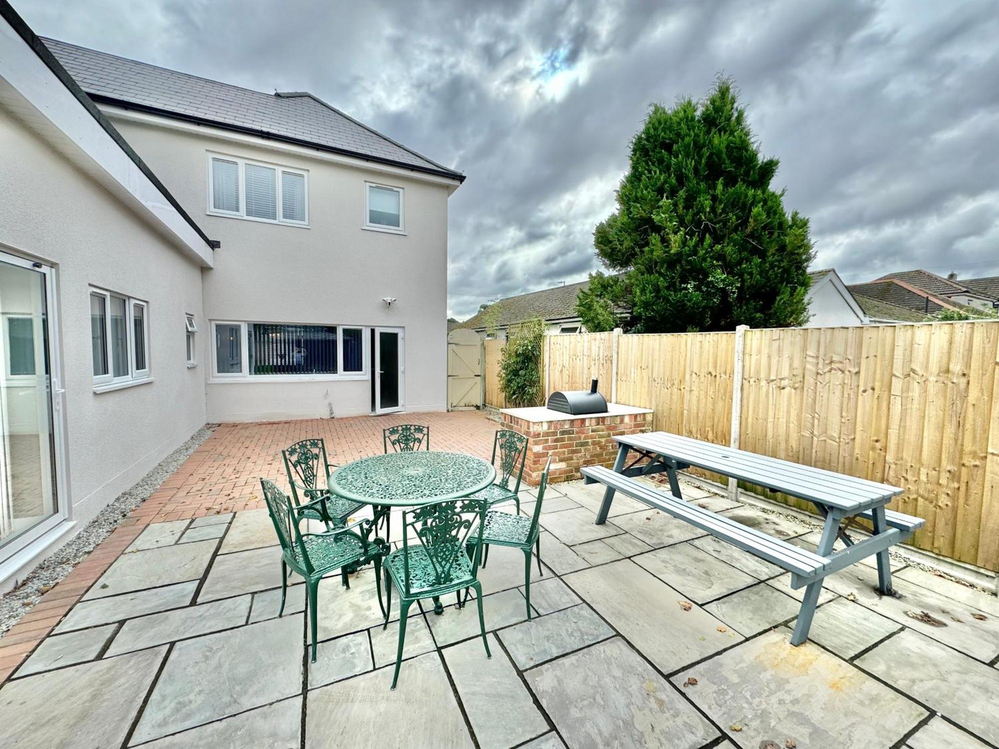 5 Bedroom House - Large Garden With Hot Tub - Sleeps 11 - Close To Beach - Free Parking Bournemouth Exterior photo