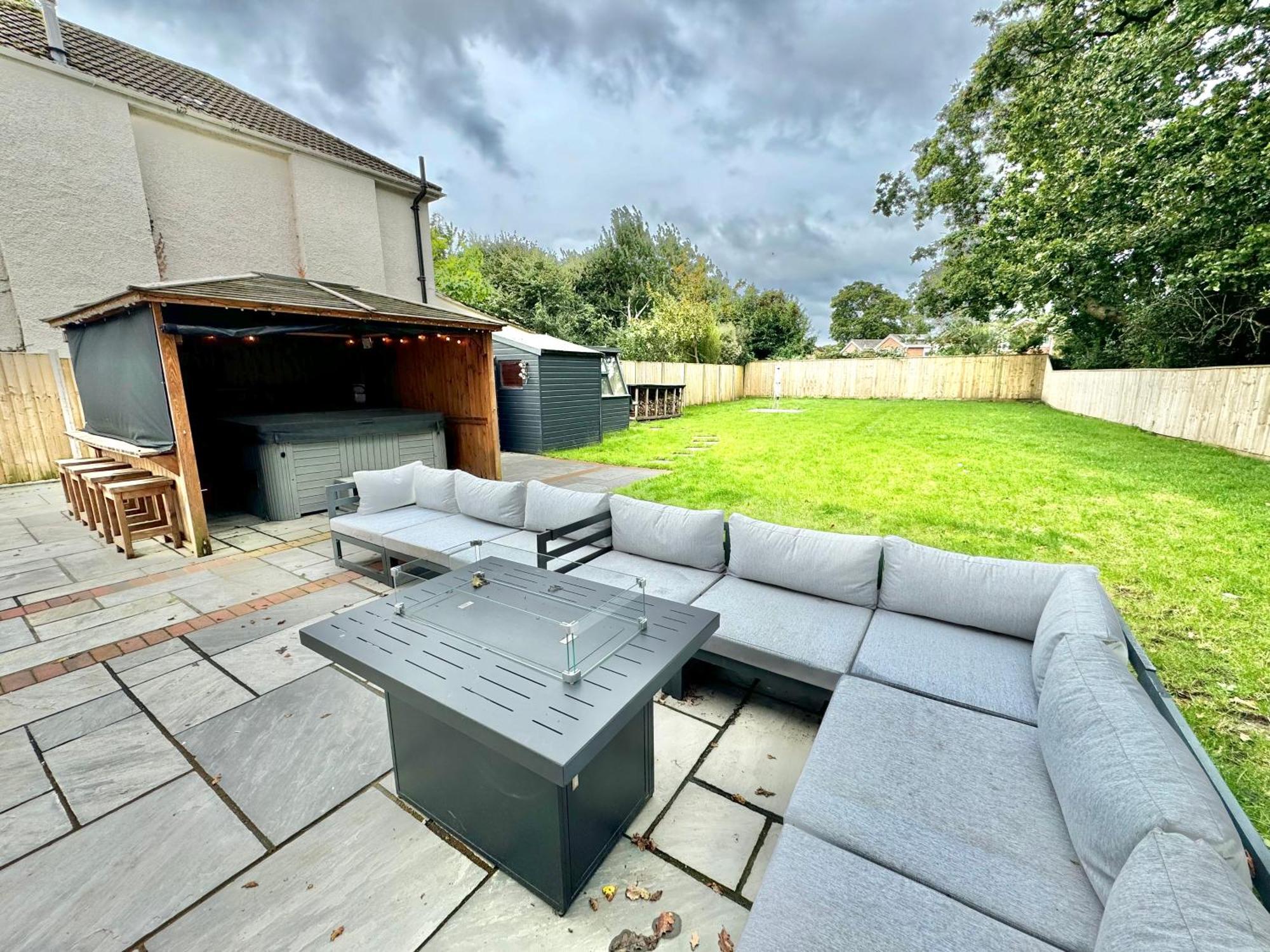 5 Bedroom House - Large Garden With Hot Tub - Sleeps 11 - Close To Beach - Free Parking Bournemouth Exterior photo