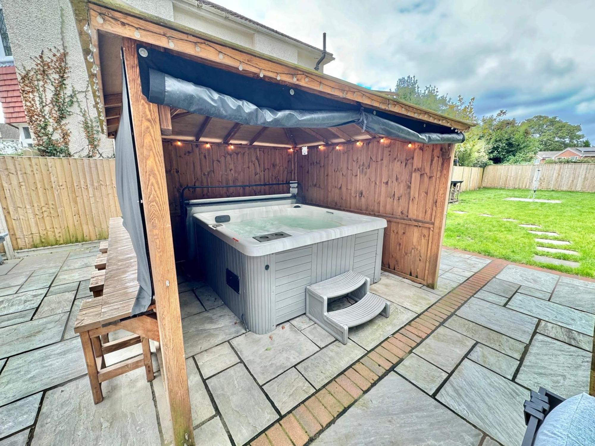 5 Bedroom House - Large Garden With Hot Tub - Sleeps 11 - Close To Beach - Free Parking Bournemouth Exterior photo