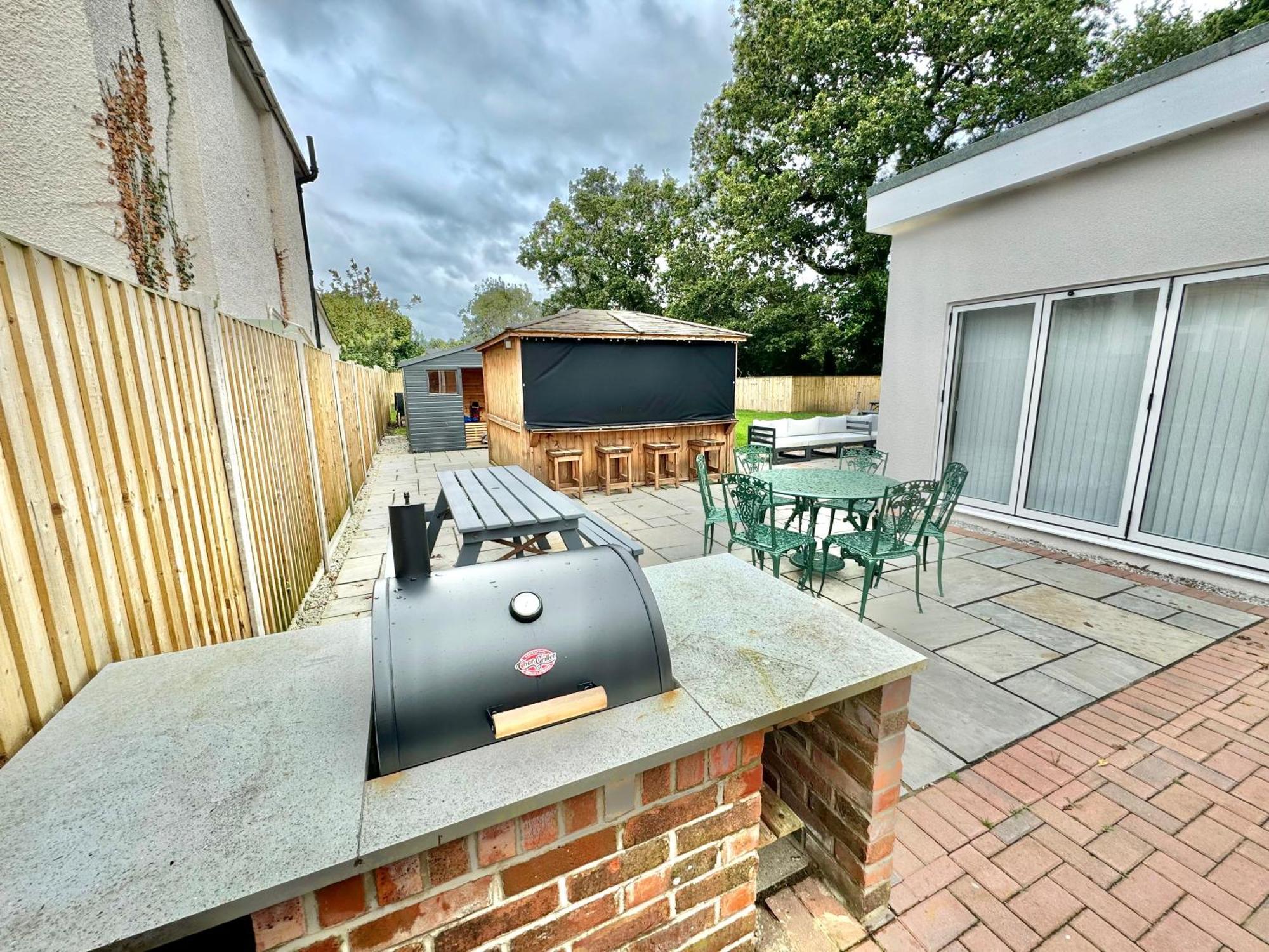 5 Bedroom House - Large Garden With Hot Tub - Sleeps 11 - Close To Beach - Free Parking Bournemouth Exterior photo